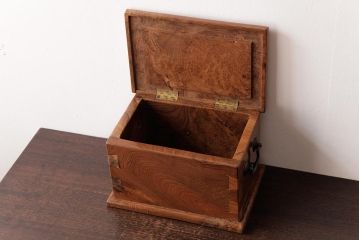 アンティーク雑貨　ビンテージ　カリン材　重厚な雰囲気漂うしっかりとした素材の木箱(収納箱、小物入れ、花梨材)