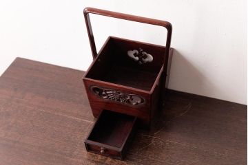 アンティーク雑貨　古民具・骨董　花梨材　引出し付き　蝶の透かし彫りが目を引く手提げ煙草盆(手付香盆、カリン材)