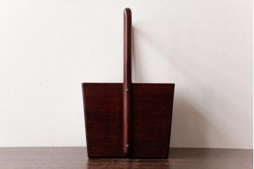 アンティーク雑貨　古民具・骨董　花梨材　引出し付き　蝶の透かし彫りが目を引く手提げ煙草盆(手付香盆、カリン材)
