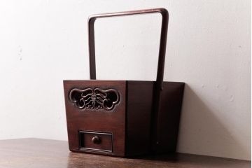 アンティーク雑貨　古民具・骨董　花梨材　引出し付き　蝶の透かし彫りが目を引く手提げ煙草盆(手付香盆、カリン材)