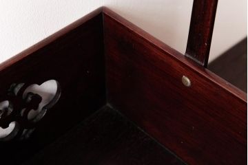 アンティーク雑貨　古民具・骨董　花梨材　引出し付き　蝶の透かし彫りが目を引く手提げ煙草盆(手付香盆、カリン材)