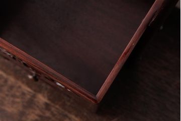 アンティーク雑貨　古民具・骨董　花梨材　引出し付き　蝶の透かし彫りが目を引く手提げ煙草盆(手付香盆、カリン材)