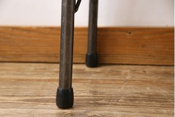 アンティーク雑貨　リメイク家具　漆塗り　杢目が美しいケヤキ一枚板の小振りな鉄脚ベンチ(板座チェア、椅子、花台、飾り台)
