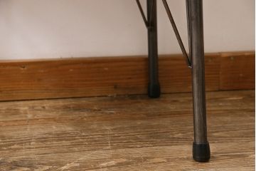 古材リメイク品　天板一枚板　漆塗り　上品な雰囲気漂うケヤキの杢目が美しい鉄脚ローテーブル(飾り台、サイドテーブル)
