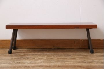 アンティーク雑貨　古材リメイク品　天板一枚板　漆塗り　鉄脚付き　上品な雰囲気漂うケヤキの杢目が美しい花台(飾り台)