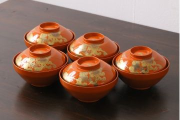 和製アンティーク　朱塗り　優美な図柄が上品な印象を放つ木製椀5客セット(漆器、和食器)