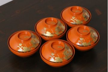 和製アンティーク　朱塗り　優美な図柄が上品な印象を放つ木製椀5客セット(漆器、和食器)
