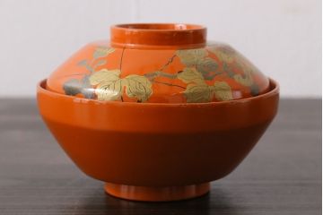 和製アンティーク　朱塗り　優美な図柄が上品な印象を放つ木製椀5客セット(漆器、和食器)