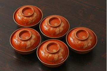 和製アンティーク　松竹梅　縁起の良い意匠の沈金朱塗椀5客セット(蓋付き椀、漆器、和食器)(1)