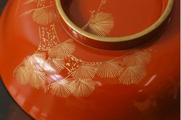 和製アンティーク　松竹梅　縁起の良い意匠の沈金朱塗椀5客セット(蓋付き椀、漆器、和食器)(1)