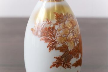 和製アンティーク　九谷赤絵　牡丹花鳥　孔雀　箱付き　徳利・お猪口・盃洗　酒器セット(九谷焼、盃、和食器)