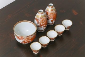 和製アンティーク　九谷赤絵　牡丹花鳥　孔雀　箱付き　徳利・お猪口・盃洗　酒器セット(九谷焼、盃、和食器)