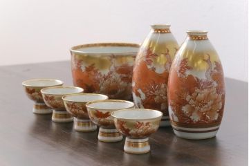 和製アンティーク　九谷赤絵　牡丹花鳥　孔雀　箱付き　徳利・お猪口・盃洗　酒器セット(九谷焼、盃、和食器)
