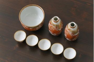 和製アンティーク　九谷赤絵　牡丹花鳥　孔雀　箱付き　徳利・お猪口・盃洗　酒器セット(九谷焼、盃、和食器)