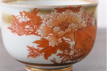 和製アンティーク　九谷赤絵　牡丹花鳥　孔雀　箱付き　徳利・お猪口・盃洗　酒器セット(九谷焼、盃、和食器)