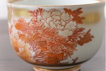 和製アンティーク　九谷赤絵　牡丹花鳥　孔雀　箱付き　徳利・お猪口・盃洗　酒器セット(九谷焼、盃、和食器)