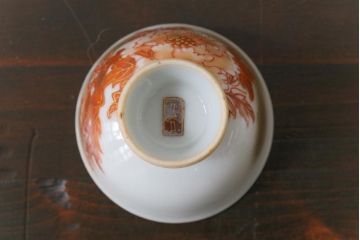 和製アンティーク　九谷赤絵　牡丹花鳥　孔雀　箱付き　徳利・お猪口・盃洗　酒器セット(九谷焼、盃、和食器)