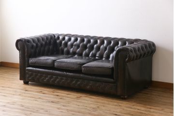 ヴィンテージ家具　イギリスビンテージ　本革　深い色合いの気品漂うチェスターフィールドソファ(3人掛け)