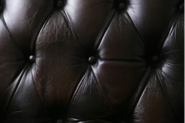 ヴィンテージ家具　イギリスビンテージ　本革　深い色合いの気品漂うチェスターフィールドソファ(3人掛け)