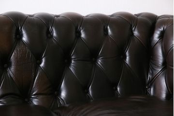 ヴィンテージ家具　イギリスビンテージ　本革　深い色合いの気品漂うチェスターフィールドソファ(3人掛け)