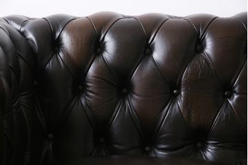 ヴィンテージ家具　イギリスビンテージ　本革　深い色合いの気品漂うチェスターフィールドソファ(3人掛け)