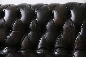 ヴィンテージ家具　イギリスビンテージ　本革　深い色合いの気品漂うチェスターフィールドソファ(3人掛け)