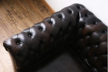 ヴィンテージ家具　イギリスビンテージ　本革　深い色合いの気品漂うチェスターフィールドソファ(3人掛け)