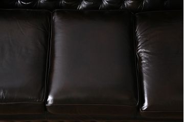 ヴィンテージ家具　イギリスビンテージ　本革　深い色合いの気品漂うチェスターフィールドソファ(3人掛け)