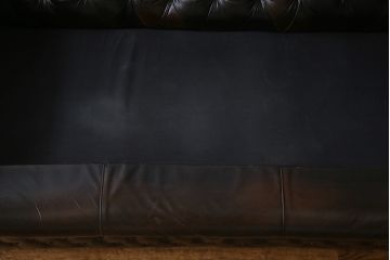 ヴィンテージ家具　イギリスビンテージ　本革　深い色合いの気品漂うチェスターフィールドソファ(3人掛け)