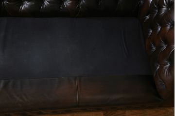 ヴィンテージ家具　イギリスビンテージ　本革　深い色合いの気品漂うチェスターフィールドソファ(3人掛け)