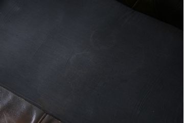 ヴィンテージ家具　イギリスビンテージ　本革　深い色合いの気品漂うチェスターフィールドソファ(3人掛け)