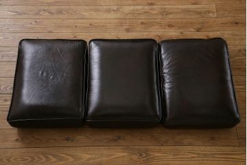 ヴィンテージ家具　イギリスビンテージ　本革　深い色合いの気品漂うチェスターフィールドソファ(3人掛け)