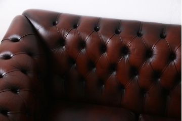 ヴィンテージ家具　イギリスビンテージ　本革　なめらかなレザーの風合いが魅力的なチェスターフィールドソファ(3人掛け)