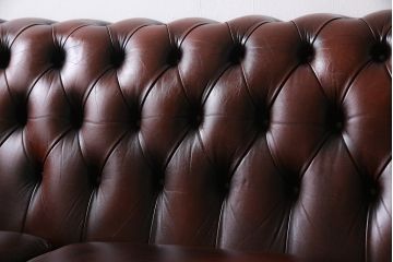 ヴィンテージ家具　イギリスビンテージ　本革　なめらかなレザーの風合いが魅力的なチェスターフィールドソファ(3人掛け)