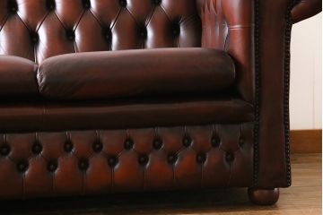 ヴィンテージ家具　イギリスビンテージ　本革　なめらかなレザーの風合いが魅力的なチェスターフィールドソファ(3人掛け)