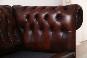 ヴィンテージ家具　イギリスビンテージ　本革　なめらかなレザーの風合いが魅力的なチェスターフィールドソファ(3人掛け)