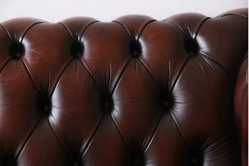 ヴィンテージ家具　イギリスビンテージ　本革　なめらかなレザーの風合いが魅力的なチェスターフィールドソファ(3人掛け)