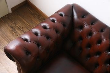 ヴィンテージ家具　イギリスビンテージ　本革　なめらかなレザーの風合いが魅力的なチェスターフィールドソファ(3人掛け)
