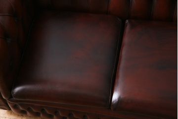 ヴィンテージ家具　イギリスビンテージ　本革　なめらかなレザーの風合いが魅力的なチェスターフィールドソファ(3人掛け)