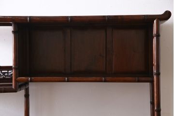 ビンテージ家具　ビンテージ　カリン材　細部まで手の込んだ装飾が見事な飾り棚(茶棚、花梨材)