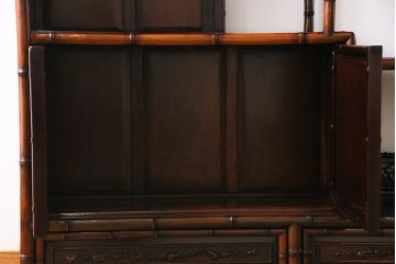 ビンテージ家具　ビンテージ　カリン材　細部まで手の込んだ装飾が見事な飾り棚(茶棚、花梨材)