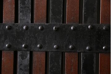 和製アンティーク　最高級品　ケヤキ材　貫禄ある堅牢な金具の装飾が見事な富山蔵戸(建具、引き戸、飾り、玄関戸)