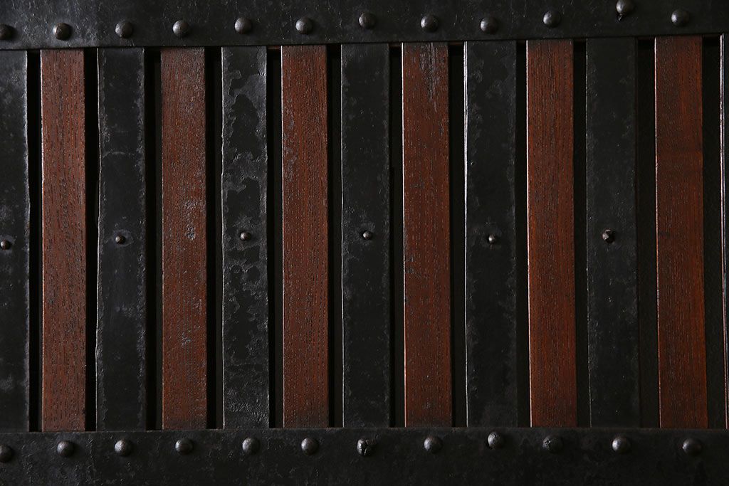 和製アンティーク　最高級品　ケヤキ材　貫禄ある堅牢な金具の装飾が見事な富山蔵戸(建具、引き戸、飾り、玄関戸)