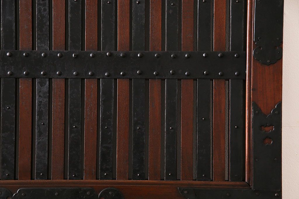 和製アンティーク　最高級品　ケヤキ材　貫禄ある堅牢な金具の装飾が見事な富山蔵戸(建具、引き戸、飾り、玄関戸)