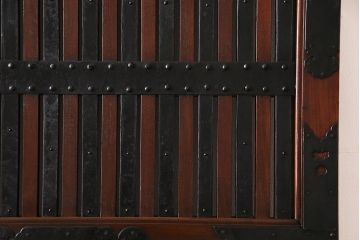 和製アンティーク　最高級品　ケヤキ材　貫禄ある堅牢な金具の装飾が見事な富山蔵戸(建具、引き戸、飾り、玄関戸)