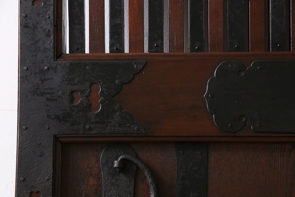 和製アンティーク　最高級品　ケヤキ材　貫禄ある堅牢な金具の装飾が見事な富山蔵戸(建具、引き戸、飾り、玄関戸)