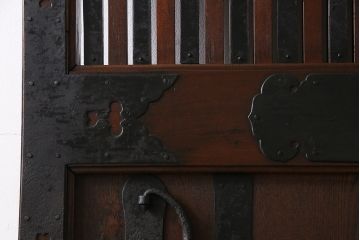 和製アンティーク　最高級品　ケヤキ材　貫禄ある堅牢な金具の装飾が見事な富山蔵戸(建具、引き戸、飾り、玄関戸)