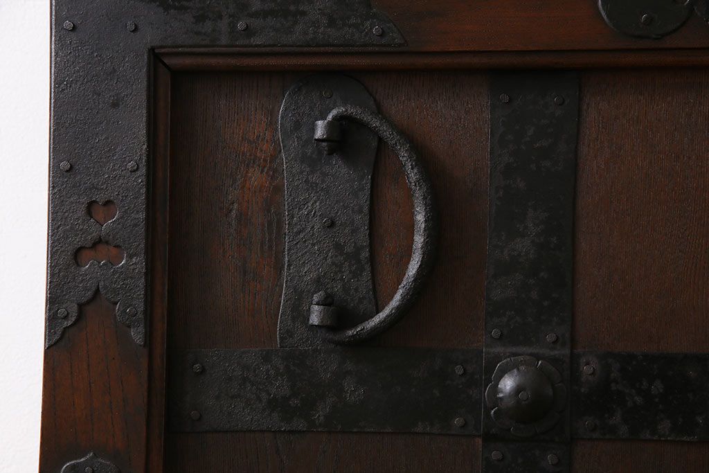 和製アンティーク　最高級品　ケヤキ材　貫禄ある堅牢な金具の装飾が見事な富山蔵戸(建具、引き戸、飾り、玄関戸)