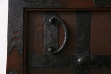和製アンティーク　最高級品　ケヤキ材　貫禄ある堅牢な金具の装飾が見事な富山蔵戸(建具、引き戸、飾り、玄関戸)