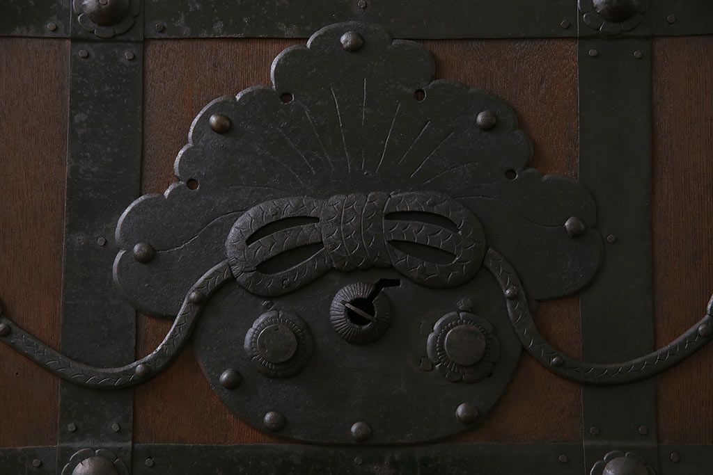 和製アンティーク　最高級品　ケヤキ材　貫禄ある堅牢な金具の装飾が見事な富山蔵戸(建具、引き戸、飾り、玄関戸)